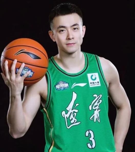 赵继伟是CBA第一人吗？！
不是：
CBA第一人是姚明，其次是易建联，现在是胡金