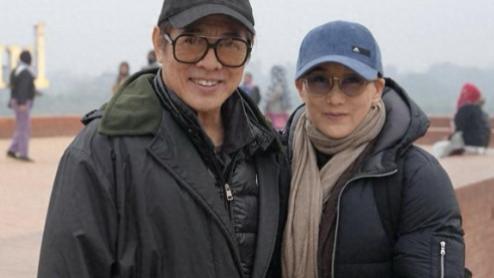 李连杰罕见晒夫妻合影，62岁利智短发素颜笑容腼腆，手绕佛珠随夫修行