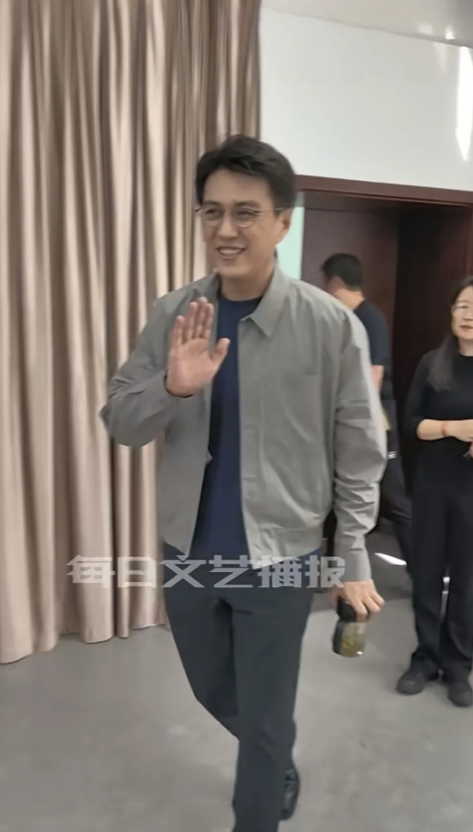 靳东刚上任煤矿文工团团长，头一天上班就接受了个专访。他看起来既有明星的风采，又带