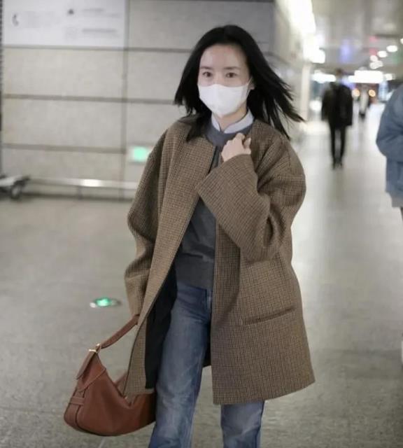 董洁初登春晚便备受瞩目，后凭多部影视作品深入人心。近日，44岁的她素颜现身机场。
