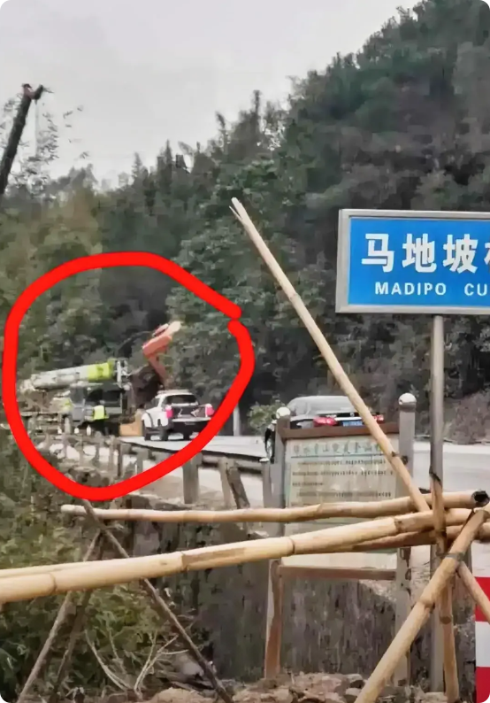 凌晨5点死神来了！梧州6人命丧急弯
面包车撞成废铁，货车车头冲上边坡6名除草工再