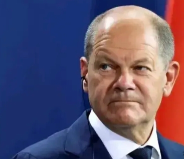 朔尔茨 2021 年上台，这短短三年，把德国经济折腾得够呛。大型工业企业裁员不断