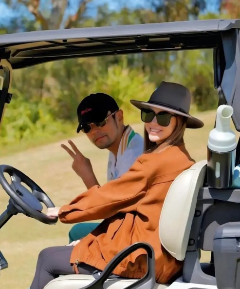 近日，昆凌与周杰伦一同回到澳大利亚。此次行程主要是陪伴昆凌的父亲一同享受高尔夫时