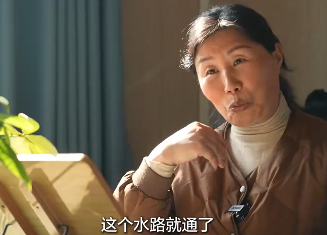 为特教学校学生办画展的老师：上面的路不通，我从下面打口井接他们出来