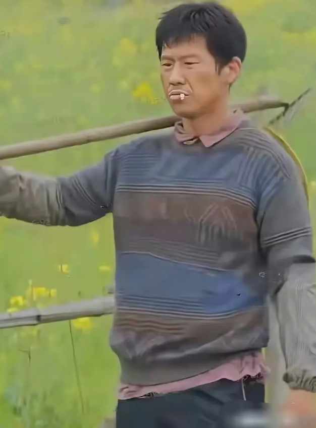 王晓这农民不像演的，比农民更像农民，他是怎么做到穿的内衣都那么破旧，露出来的，还