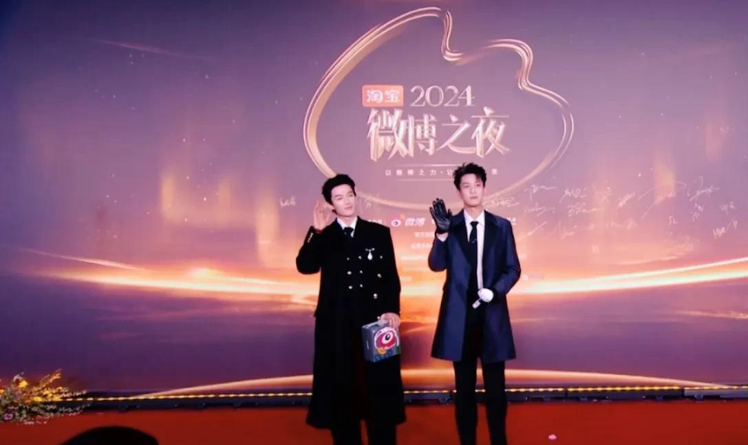 今年流行男艺人和男艺人一起走红毯吗？
王子奇和王星越一起踏上红毯，这样一来两人出