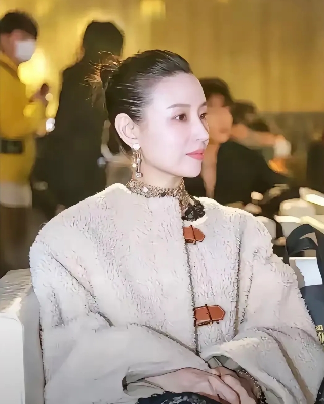 董洁回应与王大治的亲吻事件，称当年在海南公寓被狗仔偷拍后，遭到唾弃，她表示，在那