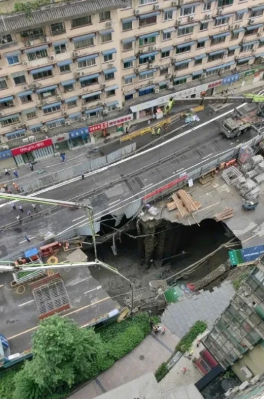 成都地铁塌陷，豆腐渣还是违规？
今日凌晨，成都地铁13号线靠近锦里西路段发生路面