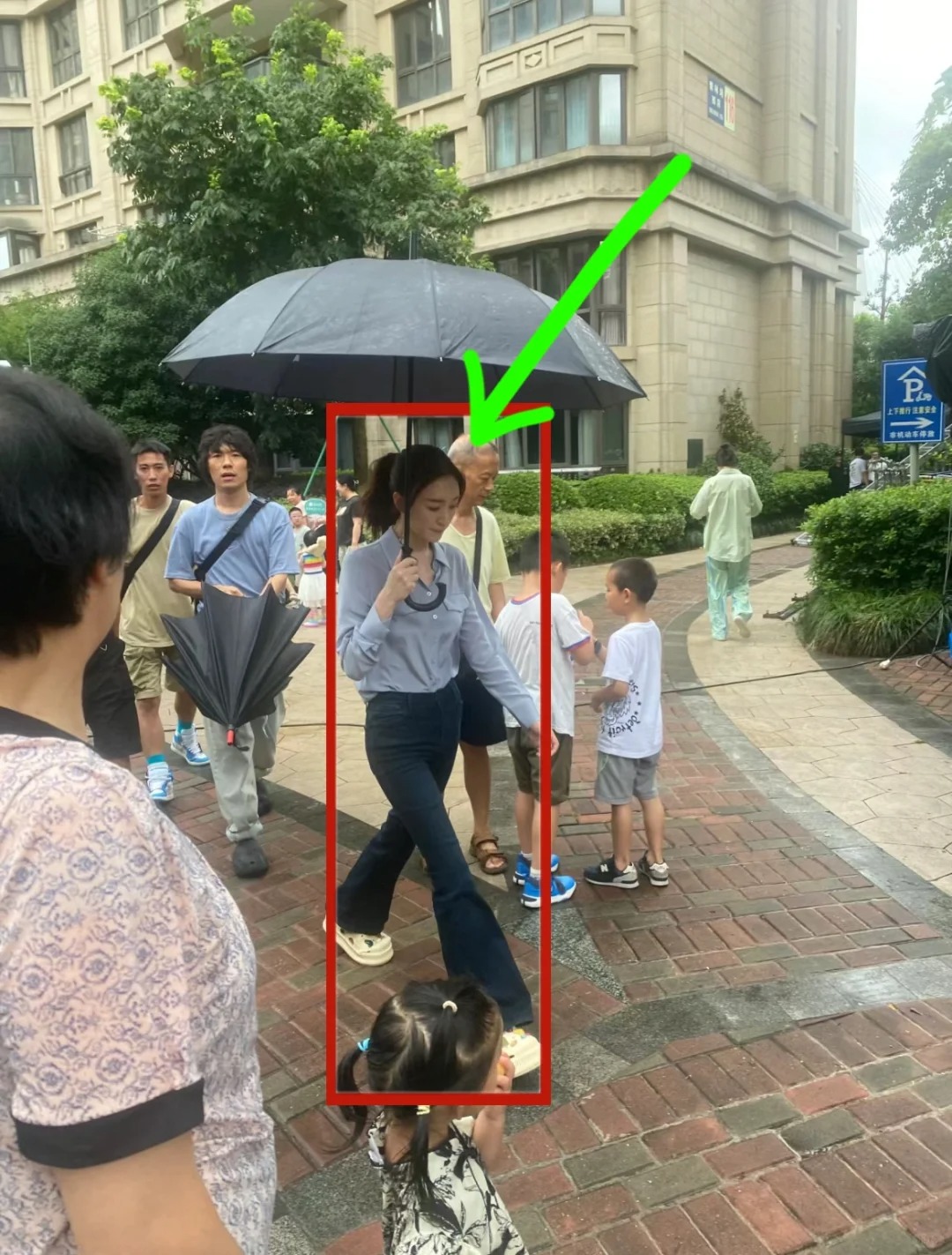 沃天...难怪富豪会给她5个亿让她作...
我就算是疯了了我也不敢相信李小冉今年