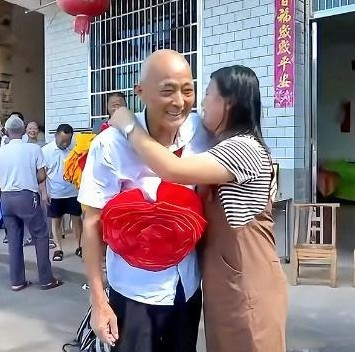 大爷救人两次 救的都是同一个人

                       