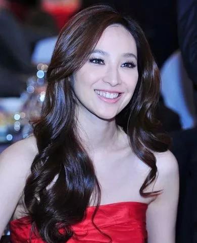 吴佩慈四胎后封肚，当年晒胎盘官宣引热议
