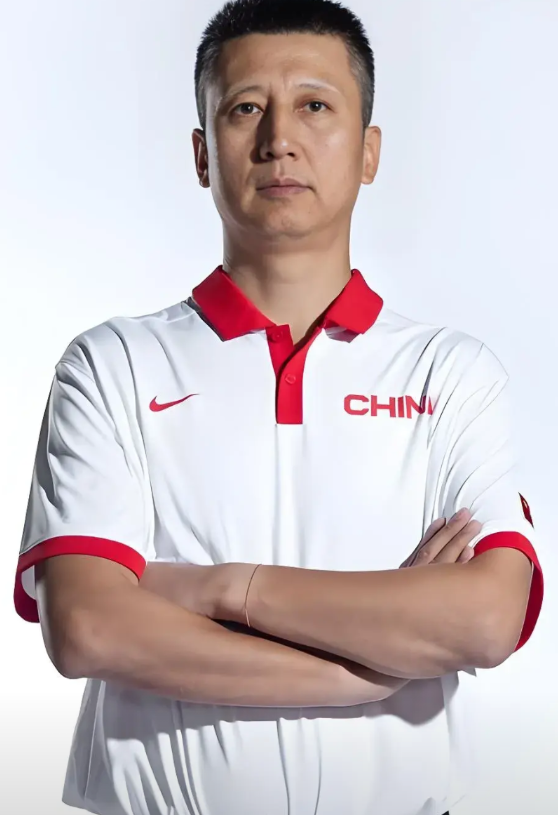 出征亚预赛的15名男篮队员，都什么水平？
周、琦 身高2.16米 29岁 中锋