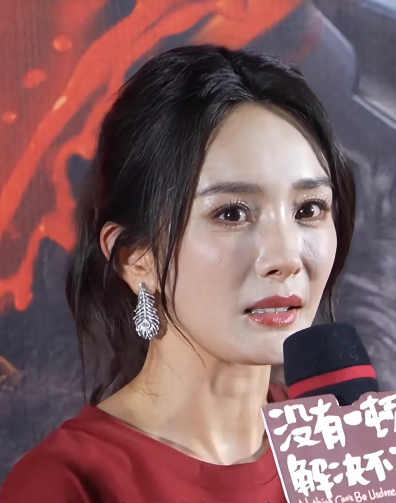 我们的大幂幂也老了
头发稀疏发际线上移，皮肤松弛，早已没有了昔日女神般的容貌。
