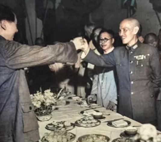 1945年重庆谈判前后的彩色老照片，

毛主席自信又从容，你见过吗？

就双方敬