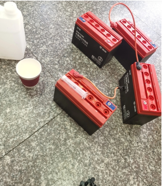 家人们，刷到个事儿真让人无语！有个修电瓶车的店主发视频，居然感谢网上那些加电瓶水