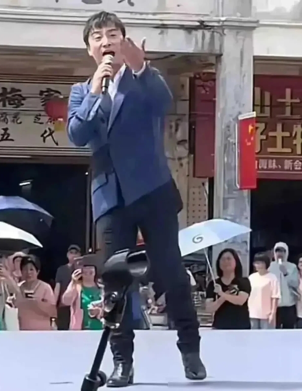太掉价了，曾经火遍全国的明星，如今落魄到偏远小县城演出，你这个样子，现在会被群众