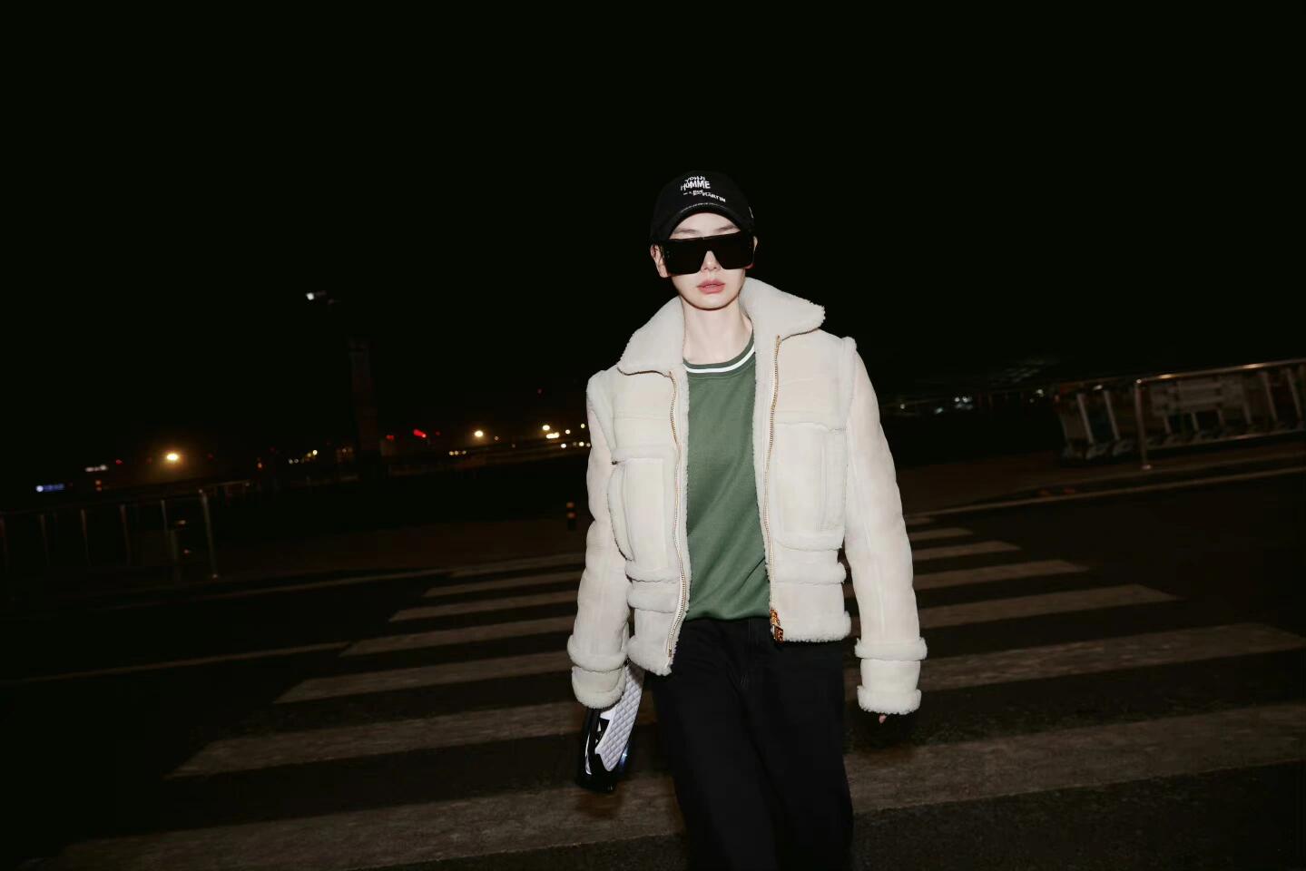 戚薇穿白色外套很酷