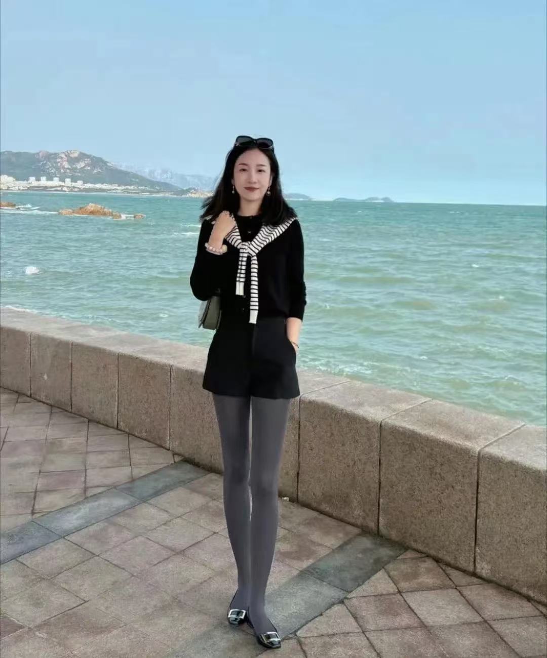 周末和我比我大两岁的后妈独处哈哈哈哈