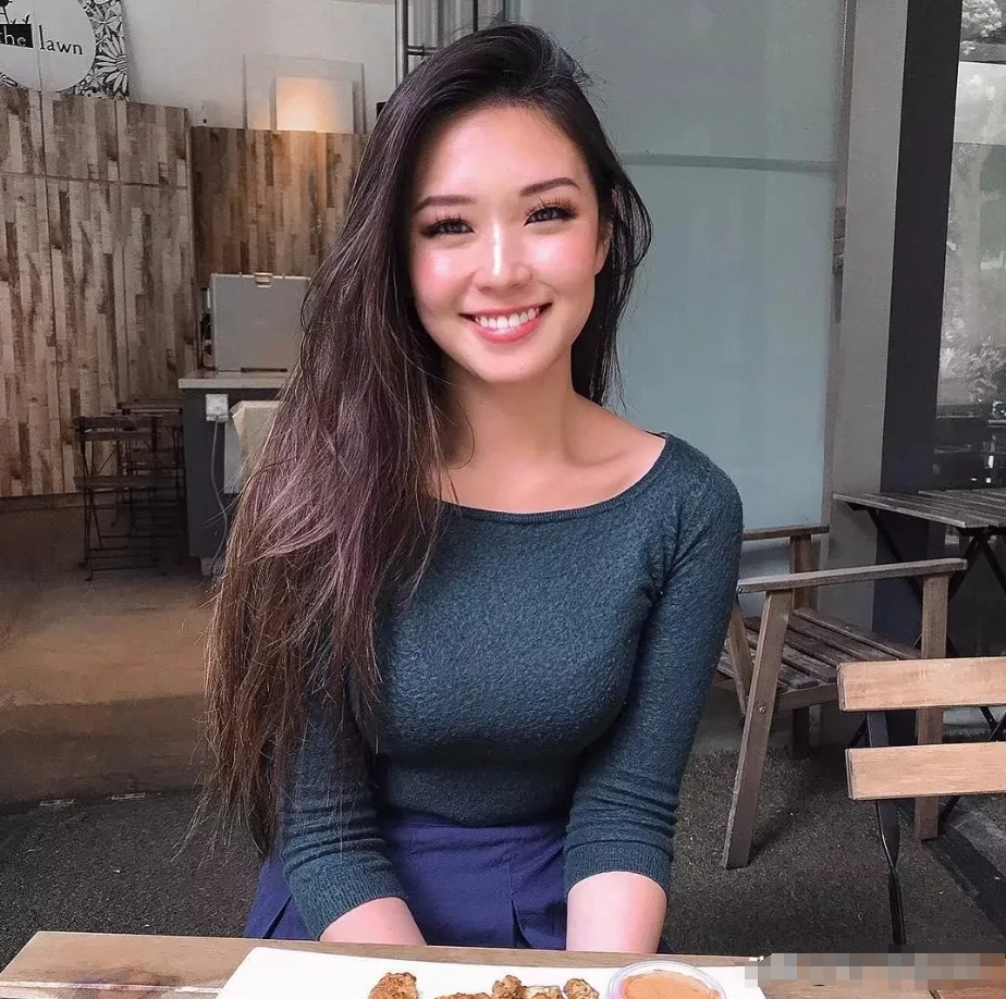 很多亚洲国家的人都崇洋媚外，那么新加坡女人是不是也崇洋媚外呢。
很不好意思，新加