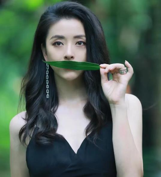 黄小蕾因“虎妞”一角被熟知，演艺路上个性鲜明。此前她相亲多达200次，却未寻得良