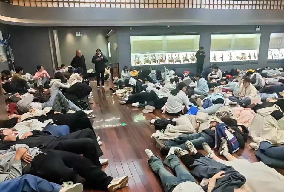 问题来了，“夜袭开封”的学生们，到底是住在哪里休息？

1. 住酒店: 

很多