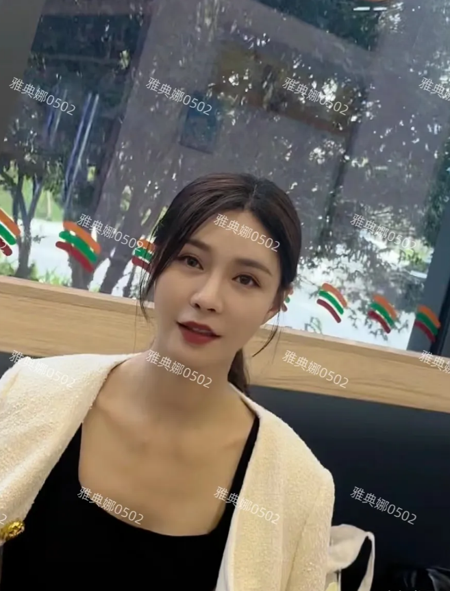 珠海偶遇沈梦辰，本人好高好美，很温柔很亲切，就是整得痕迹挺明显的是人工美女，她也