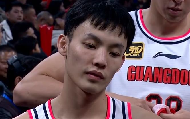广东队需要大换血！广东男篮缺胡明轩，徐杰上半场最佳表现助队上半场领先四川。下半场