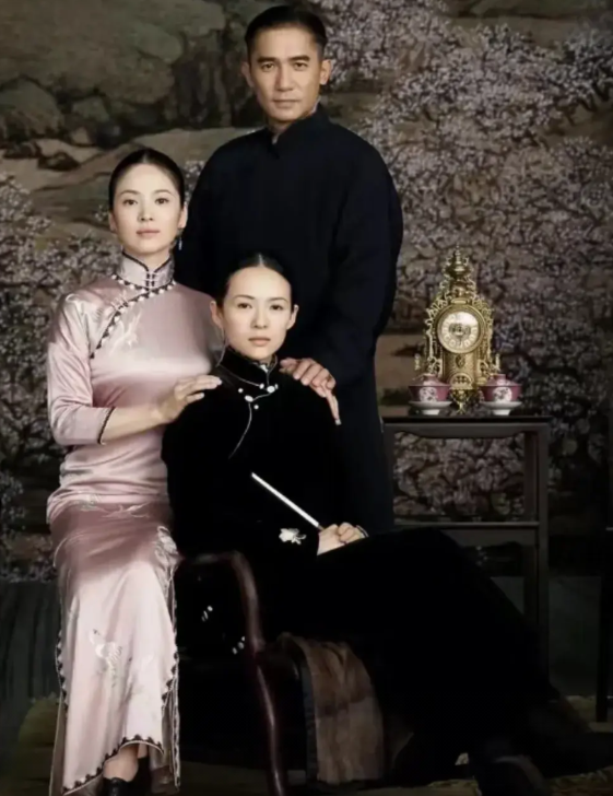 这是当年电影《一代宗师》的主演宋慧乔，梁朝伟，章子怡的合照！
看了这张照片，才知