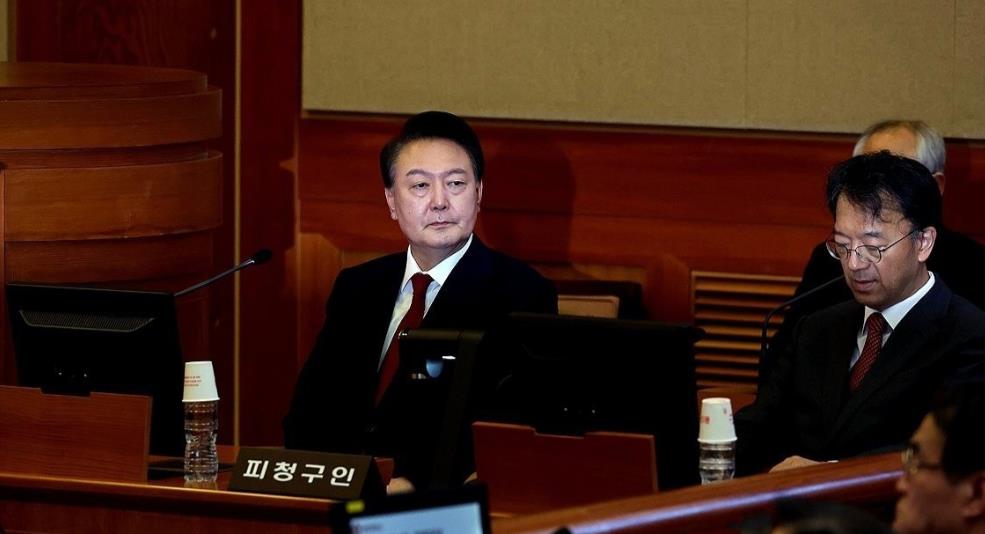 尹锡悦被捕后首次露面，主打一个死不认罪，出庭后被送往医院

21日，尹锡悦出席了