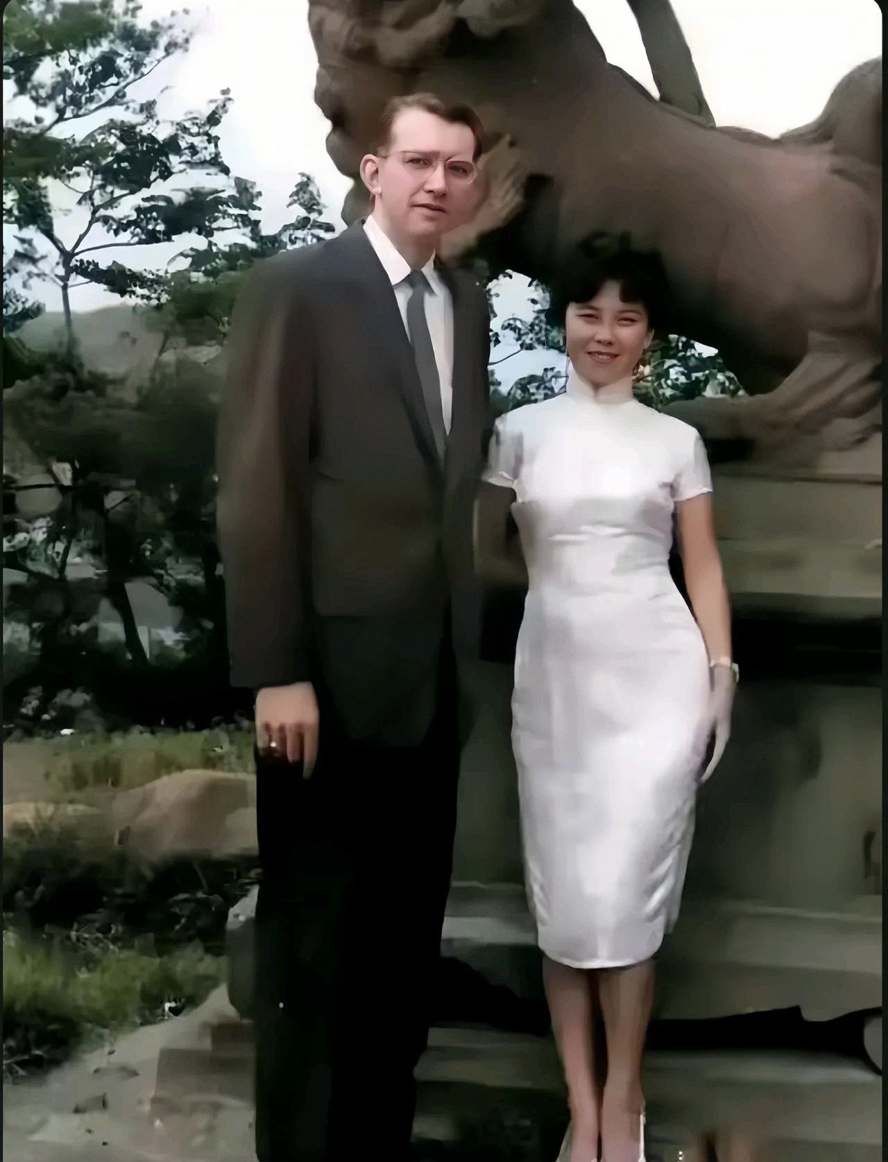 费翔的爸爸费伟德和妈妈毕丽娜。镜头下，他的父亲戴着眼镜、西装革履，高大帅气。他的