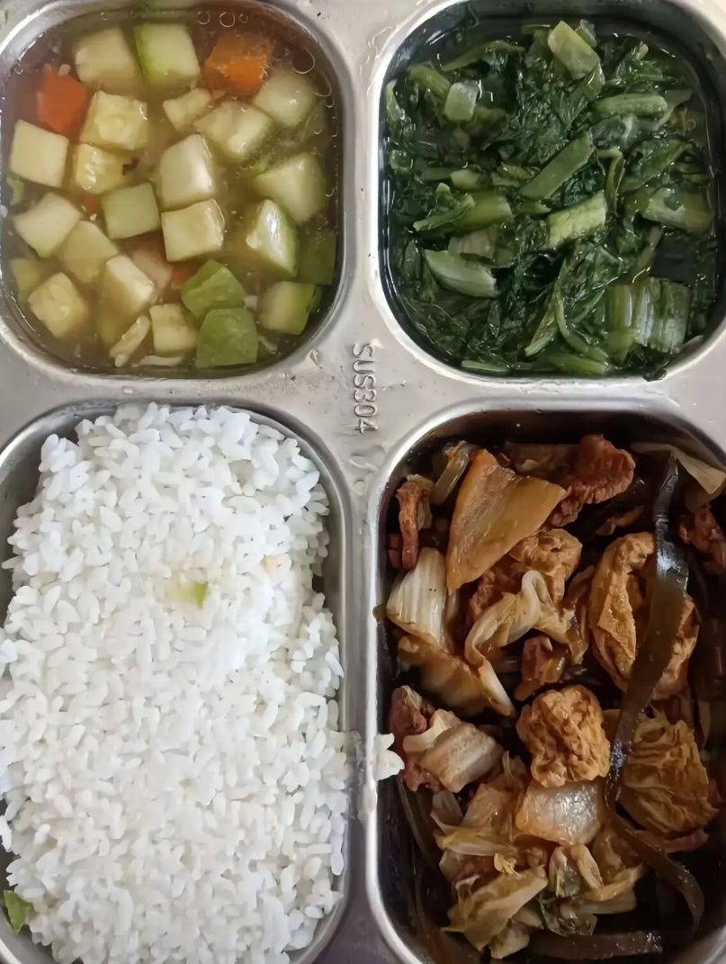石家庄某校学生的家长晒出一张图片，这份由中央厨房提供的学生午餐定价15元，算算值