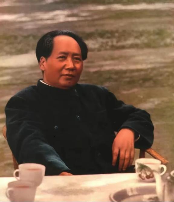 毛主席给亲戚写了一封回信，突然觉得有些地方需要修改，就把信要了回来，却发现信的封