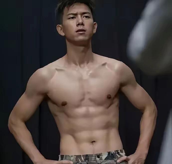 家人们，大瓜来了！李现又被男大佬盯上了！
其实早些年他就被圈内男大佬盯上，在饭局