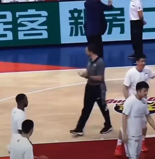 郭艾伦是真性情，看到杜峰指导在场边，就把球传给杜峰。杜峰接过球就来了一投，虽然这