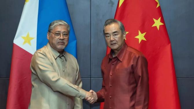 王毅外长当面撂下一句重话，菲律宾外长当场认怂！

7月26日，中菲外长举行会谈时