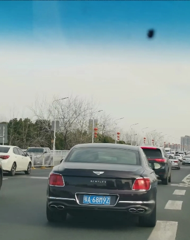 下午从武汉天地出来，准备走长江二桥到武昌去办事。在上银桥的地方，看到了一辆新款宾