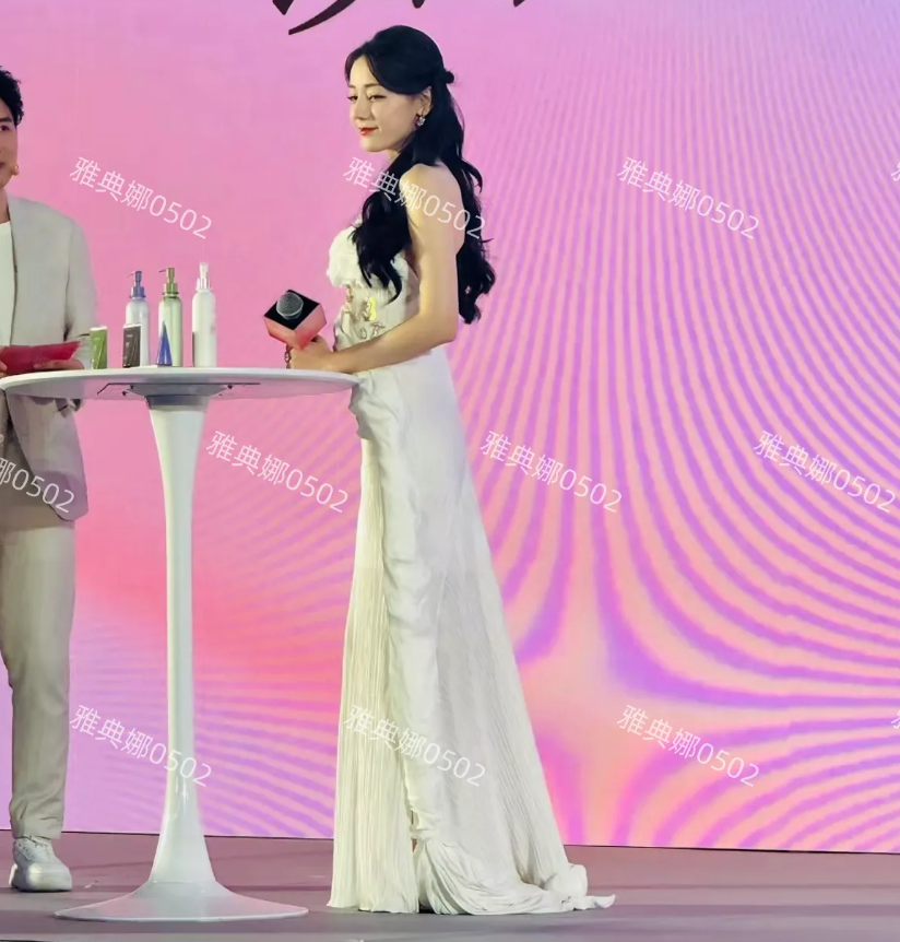 迪丽热巴本人就在眼前什么感受？
她美得很不真实，像仙女一样整个人都在发光！