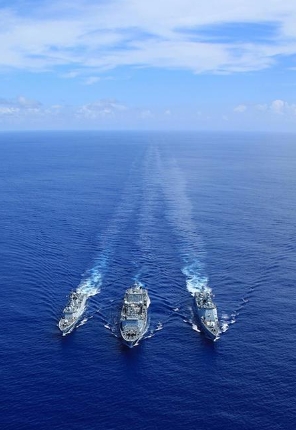 2025年2月，中国海军055型万吨大驱遵义舰等舰艇组成的编队，从南海穿越多个海