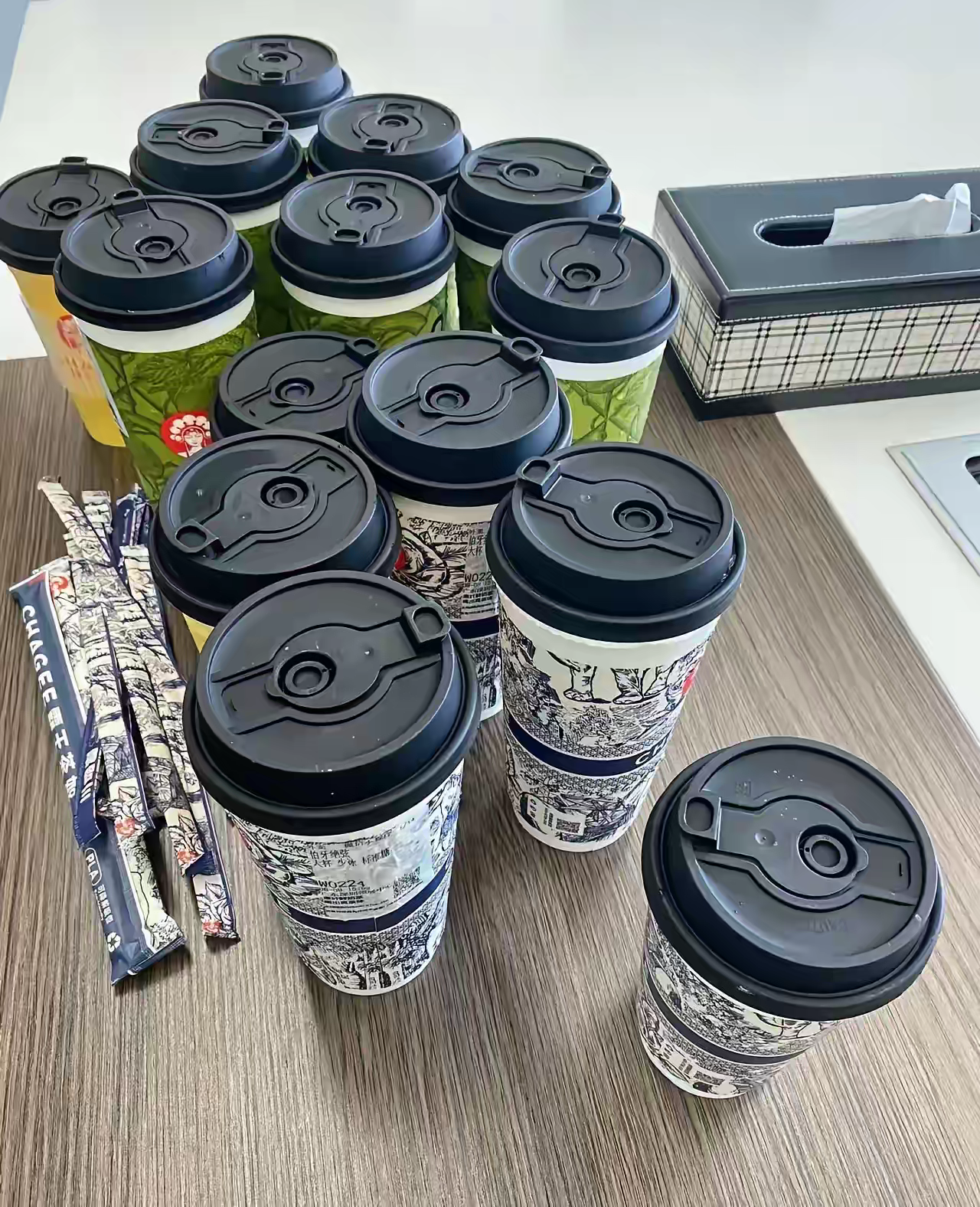 今天上午公司开会，领导让我去买奶茶，我老老实实买了11杯，花了143元。结果呢？