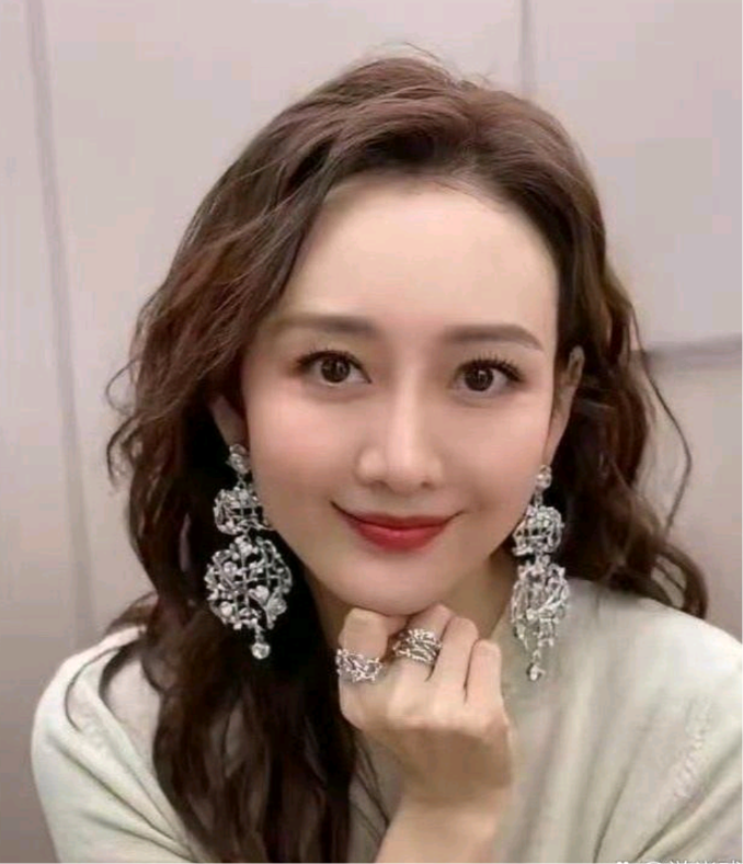 王鸥生了孩子后，感觉她整个人都变了样，更有妈妈的味道了