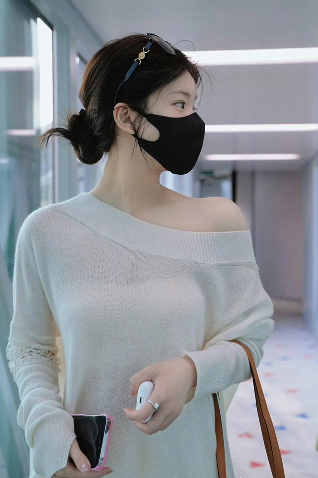 赵露思这常服look，秒前两天的高定几条街。