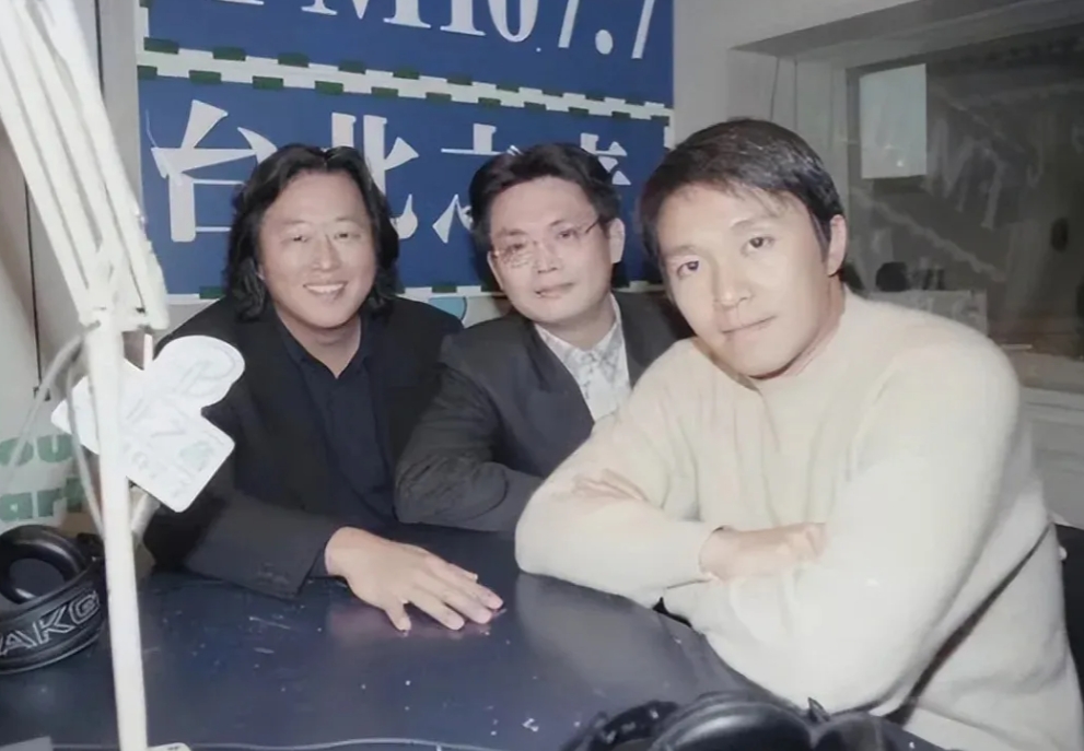 石班瑜和周星驰应该是互相成就了对方，我们喜欢周星驰，是喜欢他夸张的演绎和略带夸张
