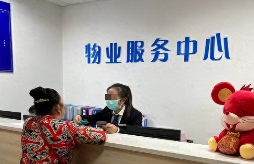 浙江，一女子买下三个停车位后，车位多次被占，无奈之下只能将女儿玩具车用绳子捆绑停