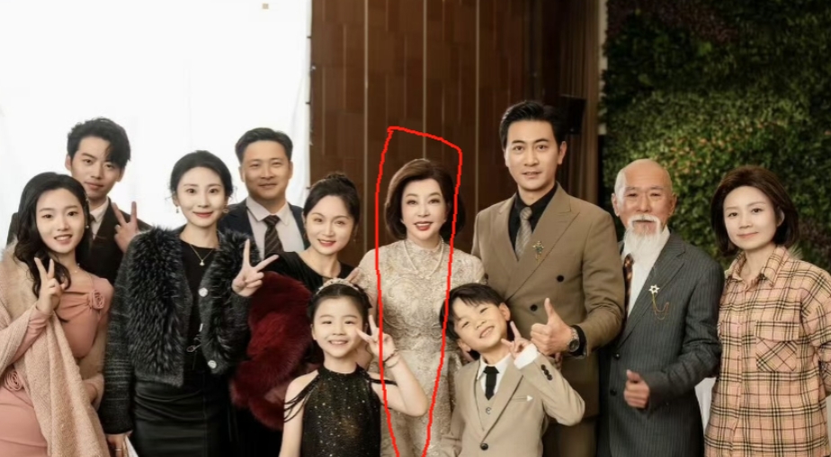 来不看短剧，但刘晓庆演的短剧，期待值拉满。一方面，想看看演过诸多经典电影的庆姐，