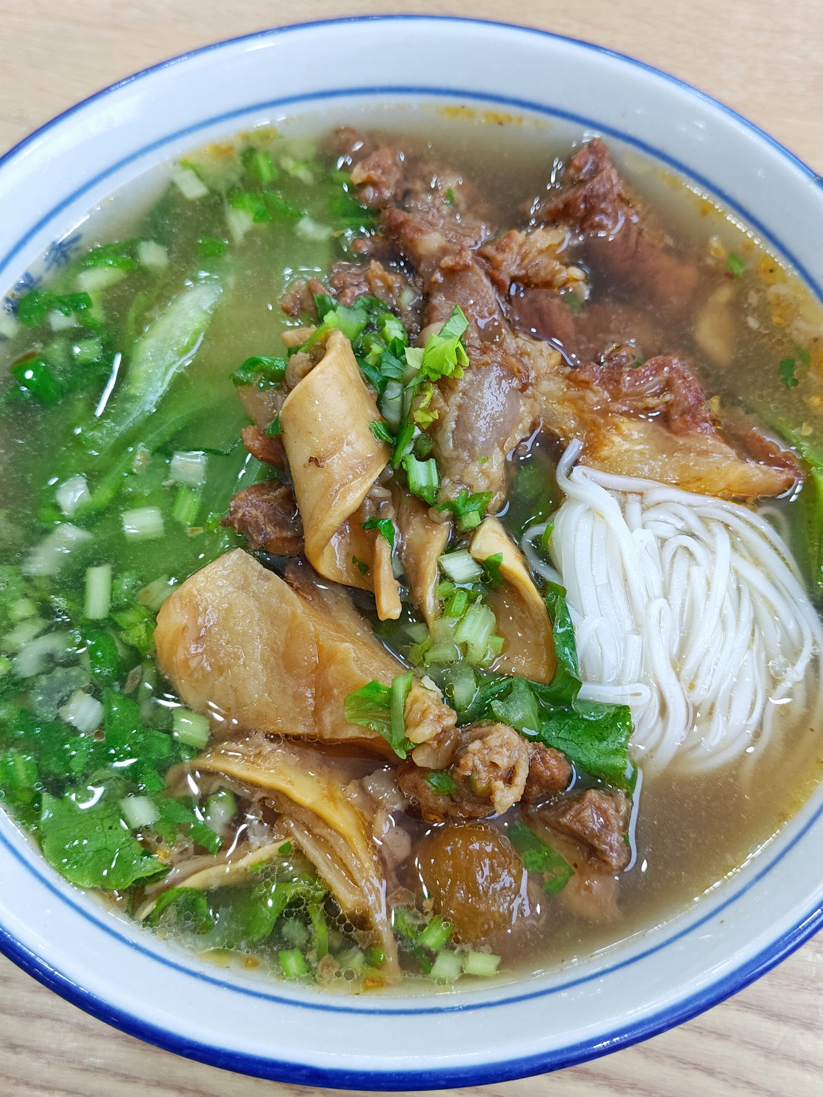 宵夜，牛腩粿条汤，17.6元，性价比还是高，但每次到半夜，汤都太咸了。#深夜食堂