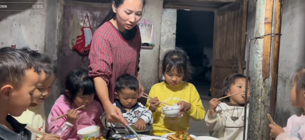 她是全网最美的伯娘！2021年，弟媳因病不幸去世，留下可怜的三个孩子，为了弟弟出