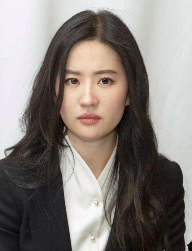 刘亦菲正面怼脸照，原来女神脸上这么多痣啊