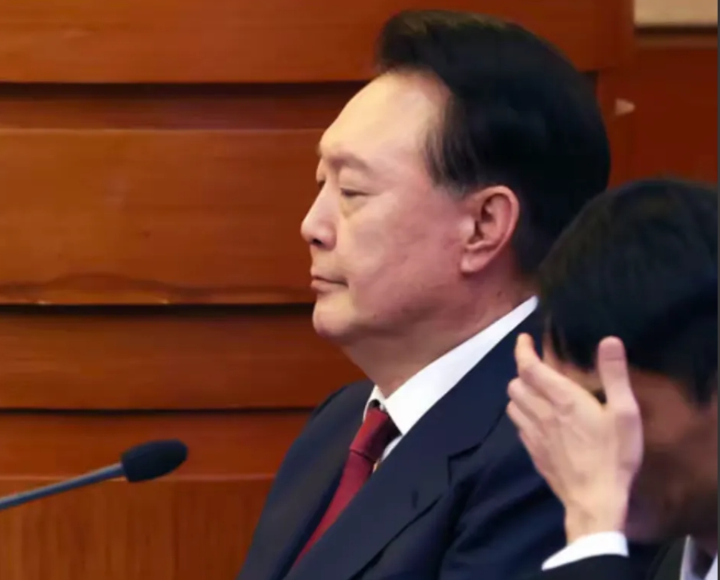 尹锡悦在拘留所的春节：喝年糕汤、吃辣白菜，饭后看文件、见律师，准备在春节后申请保