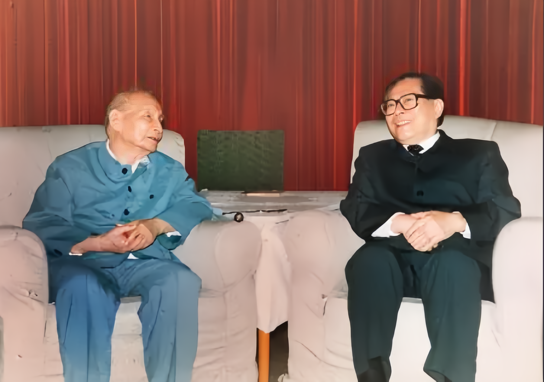 1993年7月，江同志在百忙之中来看望陈云同志，谈了中央关于加强宏观调控十六条的