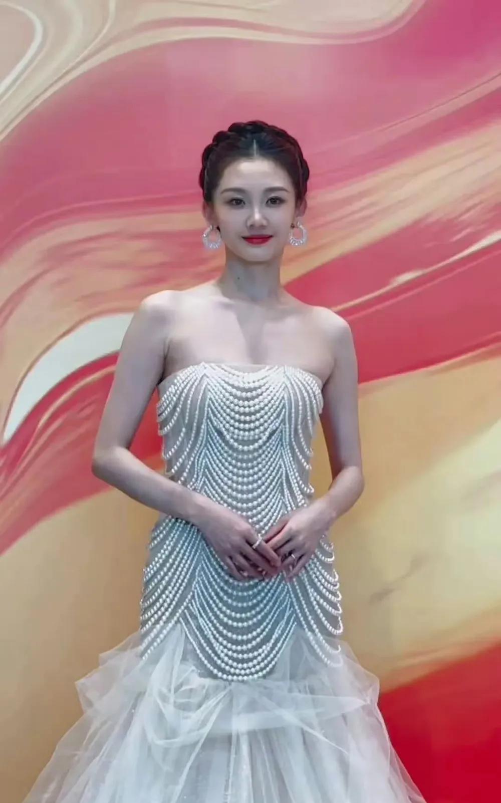 苗苗的珍珠裙穿出了她自己的清纯少女感，简约又不失优雅，苗苗穿衣打扮还是其次，特别